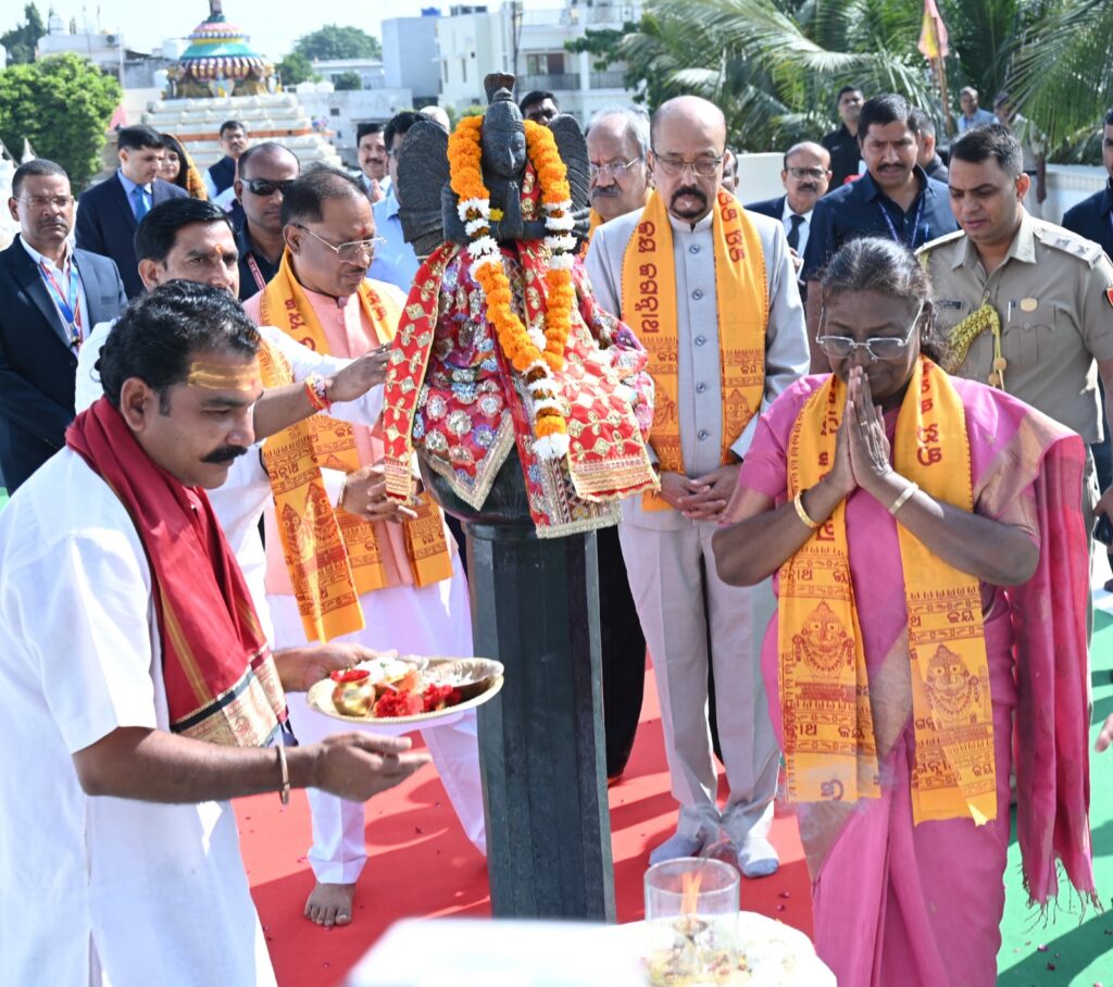 राष्ट्रपति श्रीमती मुर्मु एवं राज्यपाल  डेका ने महाप्रभु श्री जगन्नाथ भगवान के किए दर्शन