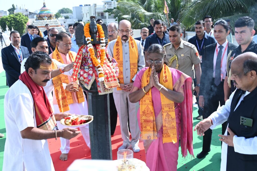 राष्ट्रपति श्रीमती द्रौपदी मुर्मु ने देशवासियों के सुख-समृद्धि और निरंतर प्रगति के लिए आशीर्वाद मांगा