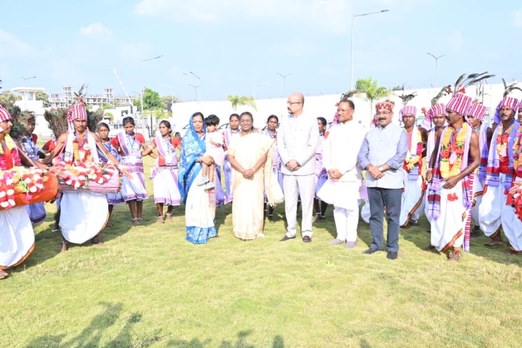 राष्ट्रपति श्रीमती द्रौपदी मुर्मु ने मुख्यमंत्री निवास में रोपा बेल का पौधा