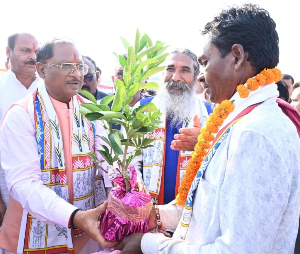 राज्य के मुखिया की उपस्थिति में धान खरीदी के कार्य का शुभारंभ होने से भाठागांव बी के किसान हुए प्रसन्नचित