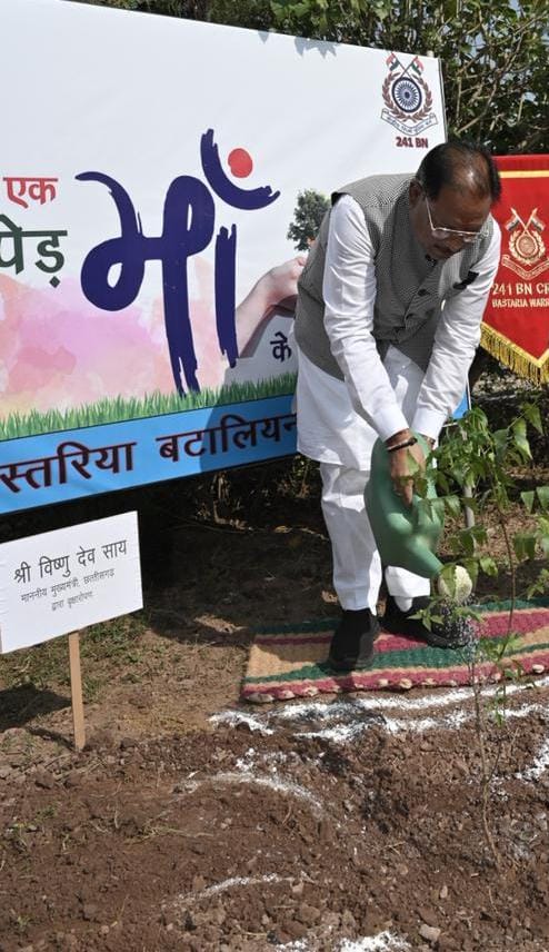 मुख्यमंत्री  विष्णु देव साय ने “एक पेड़ मां के नाम” अभियान के तहत सीआरपीएफ के बस्तरिया बटालियन परिसर में लगाया नीम का पौधा