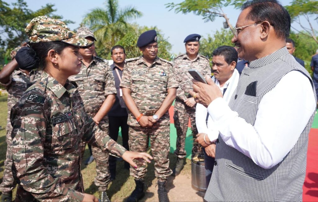 मुख्यमंत्री ने सीआरपीएफ़ बस्तरिया बटालियन की जवान प्रमिका दुग्गा की माता जी से फोन पर की बात