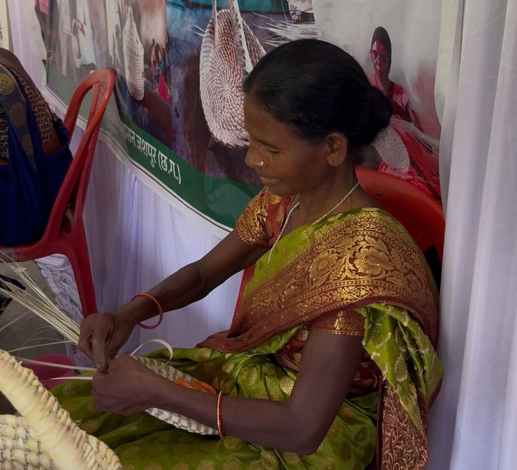 सफलता की कहानी,पारंपरिक हस्तशिल्प उत्पाद बना आजीविका का साधन