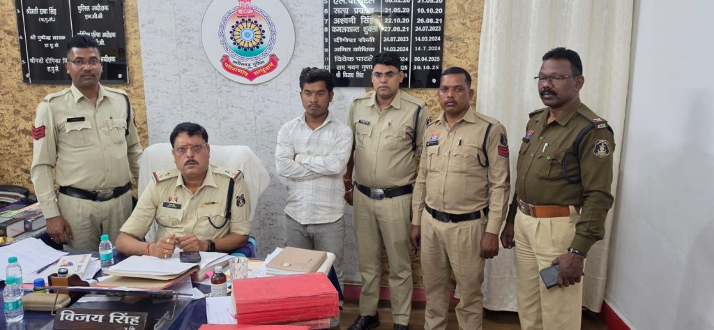 नशा मुक्त अभियान में चिरमिरी पुलिस का बड़ा प्रहार : दो नशे के सौदागर गिरफ्तार, इंजेक्शन, मोबाइल व मोटरसाइकिल सहित 1.43 लाख की संपत्ति जप्त