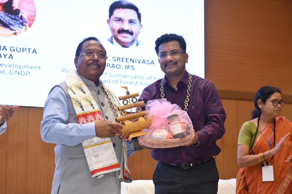 प्रकृति में जनजातीयों की अटूट आस्था, देवी-देवताओं के वास से जल-जंगल का हो रहा संरक्षण व संवर्धन: मंत्री रामविचार नेताम