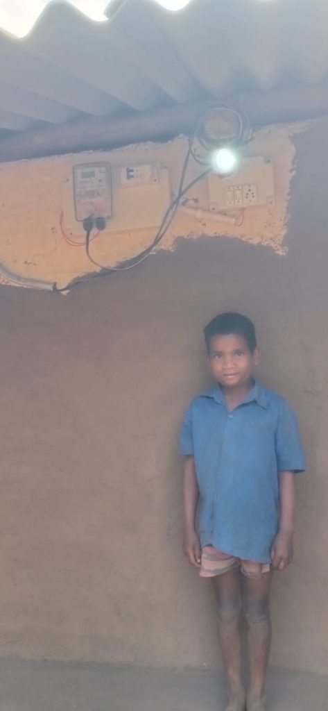 दशकों का अँधेरा टूटा, अबूझमाड़ के ईरपानार गाँव में पहली बार पहुँची बिजली