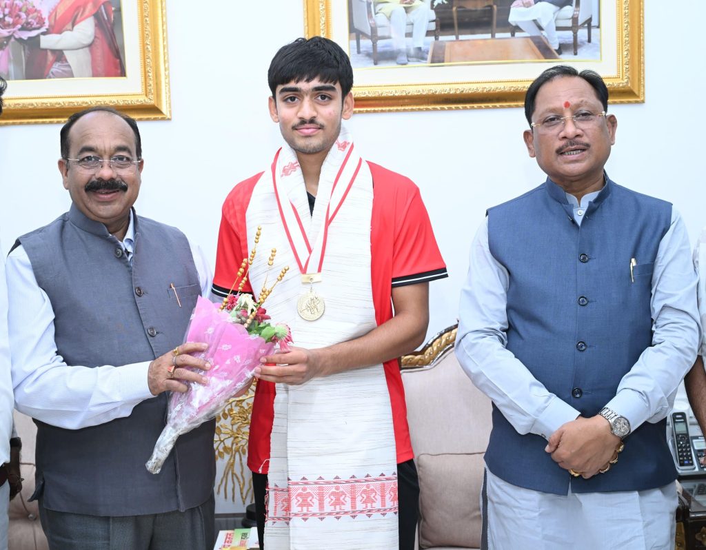 अंडर-18 एशिया कप विजेता हॉकी खिलाड़ी अवि मानिकपुरी ने मुख्यमंत्री विष्णुदेव साय से की सौजन्य भेंट