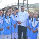 शिक्षा मंत्री  गजेन्द्र यादव स्कूल से घर लौट रहे स्कूली बच्चों के बीच पहुंचकर सहज संवाद में जानी पढ़ाई और स्कूल की जरूरतें